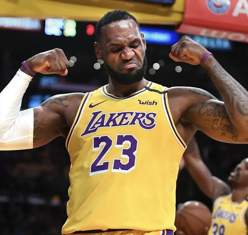 包含詹姆斯连续十五场比赛得分超过连败，勇士挑战极限！的词条